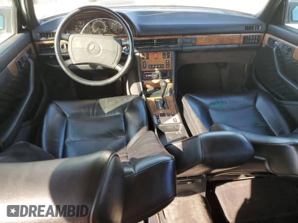 ✅ 1989 Mercedes-Benz 560 • VIN: WDBCA39D8KA437872 • Lot: 45689195. Wystawiony na Copart z przebiegiem 151 851 mil. Bezpłatny archiwum sprzedaży aukcyjnych z USA i szczegółowy raport historii pojazdu na DreamBid. Zdjęcie 8.