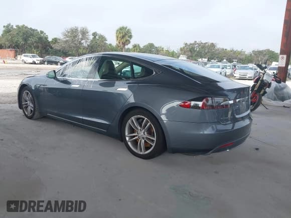 ✅ 2013 Tesla Model S • VIN: 5YJSA1CN7DFP05324 • Lot: 43893560. Wystawiony na IAAI z przebiegiem 89 772 mil. Bezpłatny archiwum sprzedaży aukcyjnych z USA i szczegółowy raport historii pojazdu na DreamBid. Zdjęcie 3.