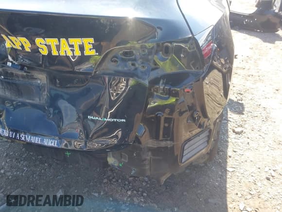 ✅ 2022 Tesla Model Y Long Range • VIN: 7SAYGDEE6NF385120 • Lot: 42194477. Wystawiony na IAAI z przebiegiem 42 201 mil. Bezpłatny archiwum sprzedaży aukcyjnych z USA i szczegółowy raport historii pojazdu na DreamBid. Zdjęcie 20.