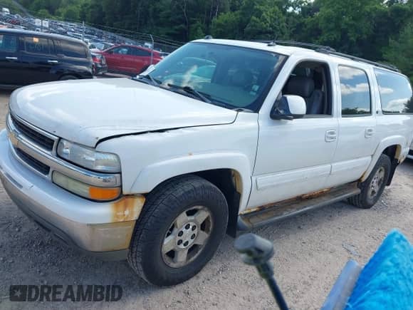 2005 Chevrolet Suburban LS z VIN 1GNFK16ZX5J202174, wystawiony jako IAAI lot #42670445 z przebiegiem 228 129 mil mil oraz . Historia ofert i sprzedaży dostępna na DreamBid. Obrazek 2.