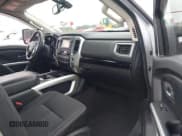✅ 2017 Nissan Titan SV • VIN: 1N6AA1C50HN562801 • Lot: 42702143. Wystawiony na IAAI z przebiegiem 90 233 mil. Bezpłatny archiwum sprzedaży aukcyjnych z USA i szczegółowy raport historii pojazdu na DreamBid. Zdjęcie 5.