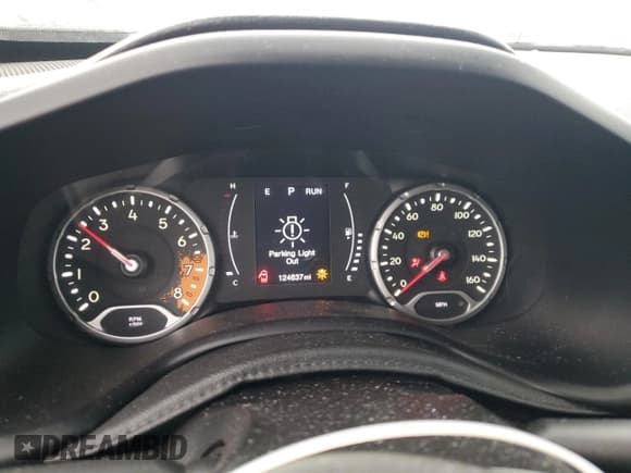 ✅ 2017 Jeep Renegade Latitude • VIN: ZACCJBBB0HPG60811 • Lot: 90955845. Wystawiony na Copart z przebiegiem 124 637 mil. Bezpłatny archiwum sprzedaży aukcyjnych z USA i szczegółowy raport historii pojazdu na DreamBid. Zdjęcie 9.