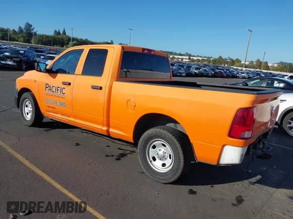 2014 Ram 1500 Express z VIN 1C6RR6FT3ES264091, wystawiony jako IAAI lot #43295229 z przebiegiem 131 231 mil mil oraz . Historia ofert i sprzedaży dostępna na DreamBid. Obrazek 3.