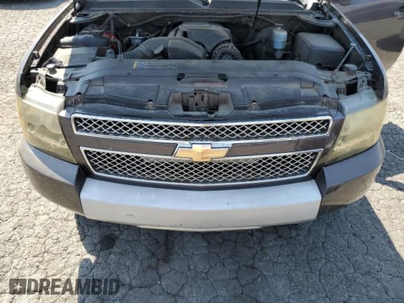 2010 Chevrolet Suburban LT z VIN 1GNUKJE38AR171393, wystawiony jako Copart lot #69954525 z przebiegiem 232 489 mil mil oraz Szkoda całkowita • Salvage title. Historia ofert i sprzedaży dostępna na DreamBid. Obrazek 12.