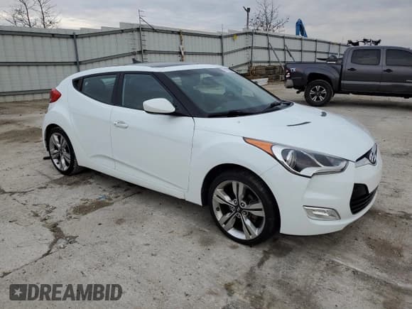 ✅ 2014 Hyundai Veloster • VIN: KMHTC6ADXEU184741 • Lot: 81136964. Wystawiony na Copart z przebiegiem 85 453 mil. Bezpłatny archiwum sprzedaży aukcyjnych z USA i szczegółowy raport historii pojazdu na DreamBid. Zdjęcie 4.
