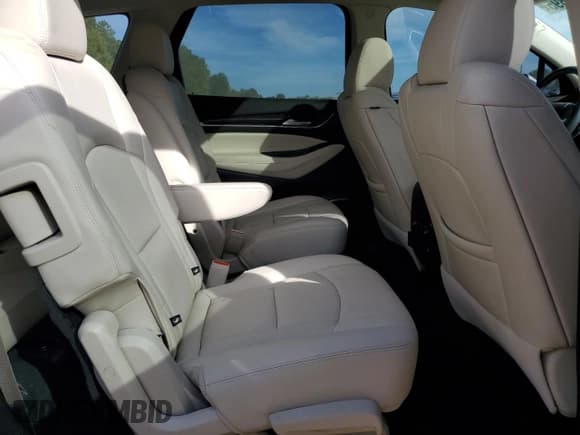 ✅ 2022 Buick Enclave Essence • VIN: 5GAERBKWXNJ175691 • Lot: 85260895. Wystawiony na Copart z przebiegiem 25 974 mil. Bezpłatny archiwum sprzedaży aukcyjnych z USA i szczegółowy raport historii pojazdu na DreamBid. Zdjęcie 11.