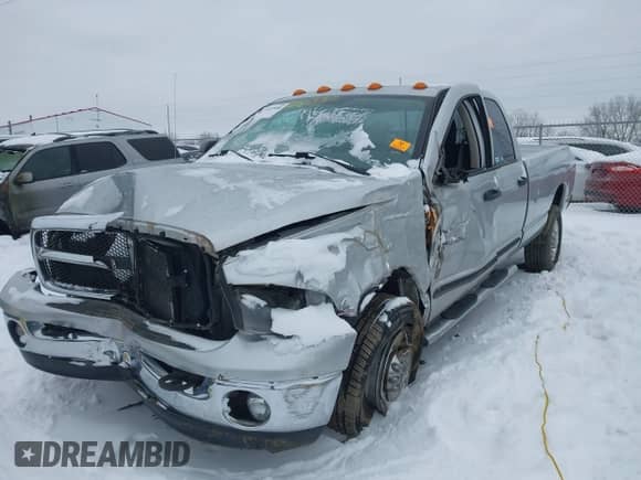 2005 Dodge 3500 SLT z VIN 3D7LS38C45G825555, wystawiony jako IAAI lot #41225480 z przebiegiem 111 757 mil mil oraz . Historia ofert i sprzedaży dostępna na DreamBid. Obrazek 2.
