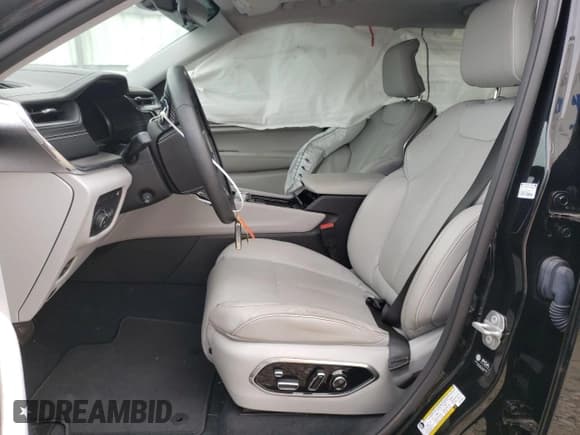 ✅ 2022 Jeep Grand Cherokee Overland • VIN: 1C4RJYD6XN8764643 • Lot: 64837614. Listed on Copart with 9,831 mi. Free auction sales archive from the USA and detailed vehicle history report at DreamBid. Image 7.