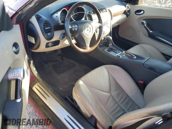 ✅ 2008 Mercedes-Benz SLK 280 • VIN: WDBWK54F98F182210 • Lot: 80752924. Wystawiony na Copart z przebiegiem 117 956 mil. Bezpłatny archiwum sprzedaży aukcyjnych z USA i szczegółowy raport historii pojazdu na DreamBid. Zdjęcie 8.