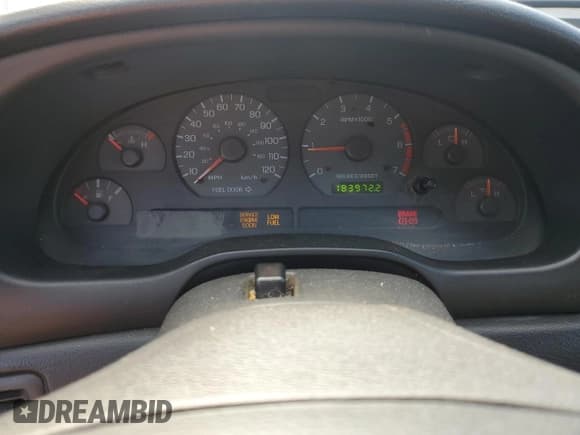 ✅ 2001 Ford Mustang Standard • VIN: 1FAFP40441F157910 • Lot: 85531355. Wystawiony na Copart z przebiegiem 183 972 mil. Bezpłatny archiwum sprzedaży aukcyjnych z USA i szczegółowy raport historii pojazdu na DreamBid. Zdjęcie 9.