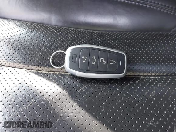 ✅ 2015 Hyundai Azera Limited • VIN: KMHFH4JG2FA483575 • Лот: 42422877. Опубликован ранее на IAAI с пробегом 111 147 миль. Бесплатный доступ к архиву аукционных продаж из США и подробный отчёт об истории автомобиля на DreamBid. Изображение 11.