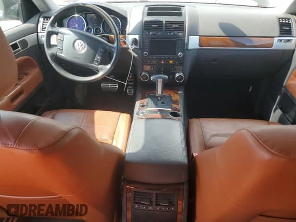 ✅ 2008 Volkswagen Touareg • VIN: WVGCB77L88D048376 • Lot: 86151695. Wystawiony na Copart z przebiegiem 135 669 mil. Bezpłatny archiwum sprzedaży aukcyjnych z USA i szczegółowy raport historii pojazdu na DreamBid. Zdjęcie 8.