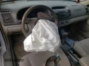 ✅ 2004 Toyota Camry LE • VIN: 4T1BE32KX4U313075 • Лот: 68613745. Опубликован ранее на Copart с пробегом 264 224 миль. Бесплатный доступ к архиву аукционных продаж из США и подробный отчёт об истории автомобиля на DreamBid. Изображение 8.