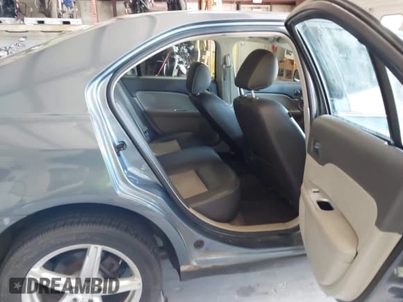 ✅ 2011 Mercury Milan Hybrid • VIN: 3MEDM0L33BR601934 • Lot: 42573108. Listed on IAAI with 161,278 mi. Free auction sales archive from the USA and detailed vehicle history report at DreamBid. Image 8.