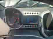 2013 Chevrolet Sonic RS z VIN 1G1JG6SB4D4141677, wystawiony jako Copart lot #63330805 z przebiegiem 119 896 mil mil oraz Szkoda całkowita • Salvage title. Historia ofert i sprzedaży dostępna na DreamBid. Obrazek 9.