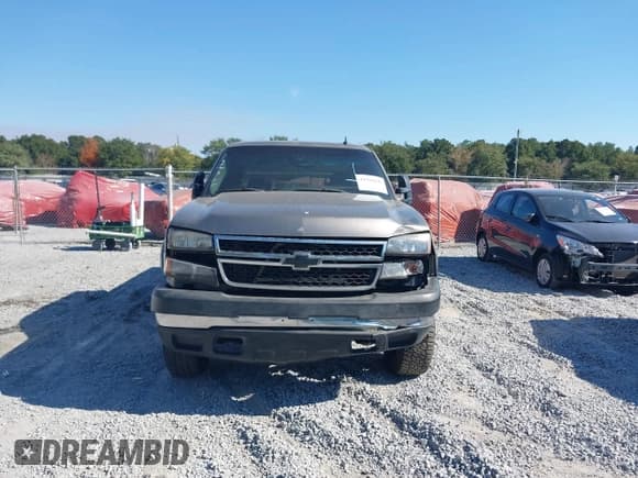 ✅ 2006 Chevrolet Silverado 2500HD Work Truck • VIN: 1GCHC23U06F122366 • Lot: 43701699. Wystawiony na IAAI z przebiegiem 330 993 mil. Bezpłatny archiwum sprzedaży aukcyjnych z USA i szczegółowy raport historii pojazdu na DreamBid. Zdjęcie 12.