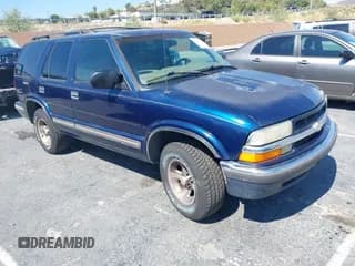 ✅ 1999 Chevrolet Blazer LS • VIN: 1GNCS13W4X2185382 • Lot: 42761545. Wystawiony na IAAI z przebiegiem 212 479 mil. Bezpłatny archiwum sprzedaży aukcyjnych z USA i szczegółowy raport historii pojazdu na DreamBid. Zdjęcie 1.