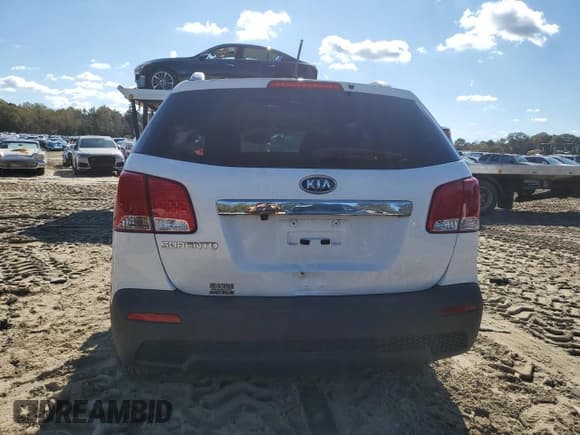 ✅ 2013 Kia Sorento LX • VIN: 5XYKT3A61DG422931 • Lot: 82562425. Listed on Copart with 144,923 mi. Free auction sales archive from the USA and detailed vehicle history report at DreamBid. Image 6.