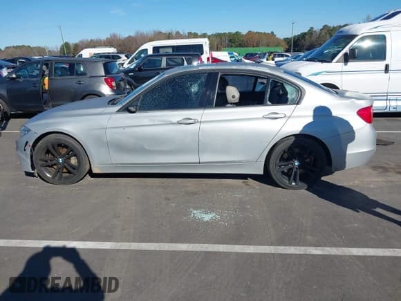 ✅ 2012 BMW 3 Series 335i • VIN: WBA3A9G59CNP35581 • Lot: 43777952. Wystawiony na IAAI z przebiegiem 160 393 mil. Bezpłatny archiwum sprzedaży aukcyjnych z USA i szczegółowy raport historii pojazdu na DreamBid. Zdjęcie 14.