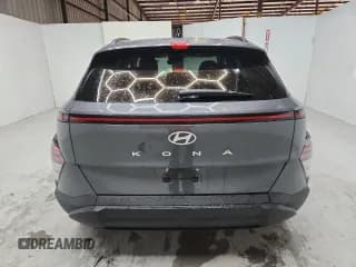 ✅ 2025 Hyundai Kona SEL • VIN: KM8HB3AB8SU212246 • Лот: 90502825. Опубликован ранее на Copart с пробегом 26 522 миль. Бесплатный доступ к архиву аукционных продаж из США и подробный отчёт об истории автомобиля на DreamBid. Изображение 6.