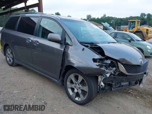 ✅ 2014 Toyota Sienna SE • VIN: 5TDXK3DC8ES440762 • Lot: 42852260. Listed on IAAI with 191,156 mi. Free auction sales archive from the USA and detailed vehicle history report at DreamBid. Image 1.