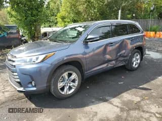 ✅ 2017 Toyota Highlander Limited • VIN: 5TDDZRFH5HS413551 • Lot: 71745835. Wystawiony na Copart z przebiegiem 153 789 mil. Bezpłatny archiwum sprzedaży aukcyjnych z USA i szczegółowy raport historii pojazdu na DreamBid. Zdjęcie 1.