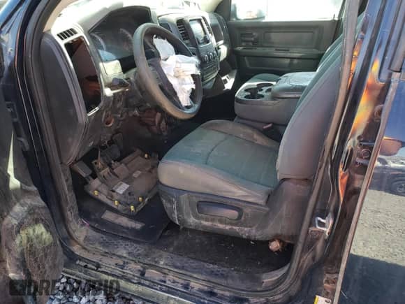 2013 Ram 1500 ST z VIN 1C6RR7FP0DS533834, wystawiony jako Copart lot #73112154 z przebiegiem Nie podano mil oraz Szkoda całkowita • Salvage title. Historia ofert i sprzedaży dostępna na DreamBid. Obrazek 7.