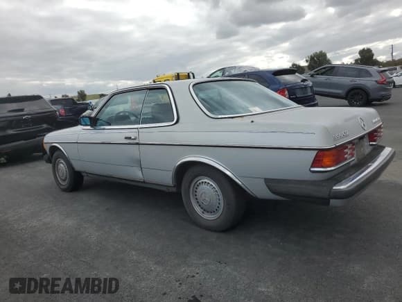 ✅ 1984 Mercedes-Benz 300 • VIN: WDBAB53A0EA086460 • Lot: 93209965. Wystawiony na Copart z przebiegiem 180 936 mil. Bezpłatny archiwum sprzedaży aukcyjnych z USA i szczegółowy raport historii pojazdu na DreamBid. Zdjęcie 2.