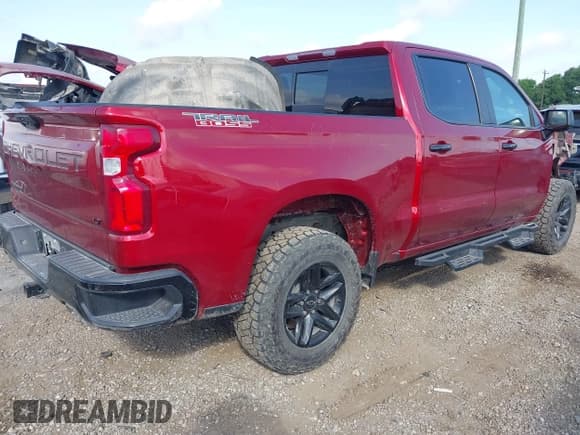 ✅ 2022 Chevrolet Silverado 1500 LT Trail Boss • VIN: 3GCUDFED5NG572592 • Lot: 42045916. Wystawiony na IAAI z przebiegiem 120 559 mil. Bezpłatny archiwum sprzedaży aukcyjnych z USA i szczegółowy raport historii pojazdu na DreamBid. Zdjęcie 4.