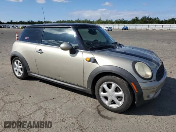 2007 MINI Hardtop с VIN WMWMF335X7TT55451, выставлен на аукционе Copart как лот 85197805 с пробегом 167 048 миль миль и Списание • Salvage title. История ставок и продаж доступна на DreamBid. Изображение 4.