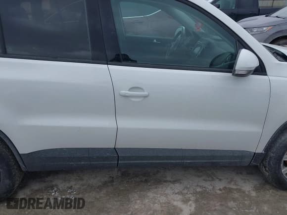 ✅ 2018 Volkswagen Tiguan • VIN: WVGBV7AX2JK000369 • Lot: 41629107. Listed on IAAI with 110,638 mi. Free auction sales archive from the USA and detailed vehicle history report at DreamBid. Image 13.