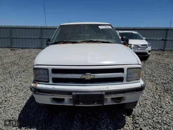 1997 Chevrolet Blazer LS z VIN 1GNDT13W2V2201660, wystawiony jako Copart lot #51158594 z przebiegiem 172 077 mil mil oraz Szkoda całkowita • Salvage title. Historia ofert i sprzedaży dostępna na DreamBid. Obrazek 5.