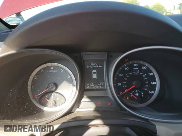 ✅ 2015 Hyundai Santa Fe • VIN: 5XYZTDLB9FG281964 • Lot: 85708895. Wystawiony na Copart z przebiegiem 46 974 mil. Bezpłatny archiwum sprzedaży aukcyjnych z USA i szczegółowy raport historii pojazdu na DreamBid. Zdjęcie 9.