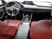 ✅ 2023 Mazda 3 S Carbon Edition • VIN: 3MZBPACM2PM372680 • Lot: 58970395. Wystawiony na Copart z przebiegiem 28 146 mil. Bezpłatny archiwum sprzedaży aukcyjnych z USA i szczegółowy raport historii pojazdu na DreamBid. Zdjęcie 8.