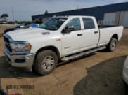✅ 2021 Ram 2500 Tradesman • VIN: 3C6UR5HJ9MG647605 • Lot: 68663045. Wystawiony na Copart z przebiegiem 130 473 mil. Bezpłatny archiwum sprzedaży aukcyjnych z USA i szczegółowy raport historii pojazdu na DreamBid. Zdjęcie 1.