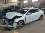 ✅ 2015 Volvo S60 T6 R-Design Platinum • VIN: YV1902THXF2313472 • Lot: 41454201. Wystawiony na IAAI z przebiegiem 64 106 mil. Bezpłatny archiwum sprzedaży aukcyjnych z USA i szczegółowy raport historii pojazdu na DreamBid. Zdjęcie 2.