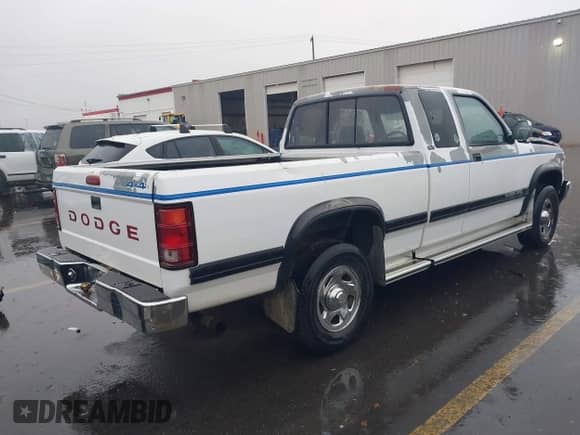 1994 Dodge Dakota z VIN 1B7GG23X0RS575506, wystawiony jako IAAI lot #40965226 z przebiegiem 89 884 mil mil oraz . Historia ofert i sprzedaży dostępna na DreamBid. Obrazek 4.