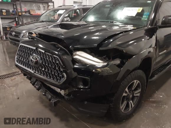 ✅ 2018 Toyota Tacoma SR5 • VIN: 3TMDZ5BN8JM054108 • Lot: 42062873. Listed on IAAI with 91,894 mi. Free auction sales archive from the USA and detailed vehicle history report at DreamBid. Image 6.