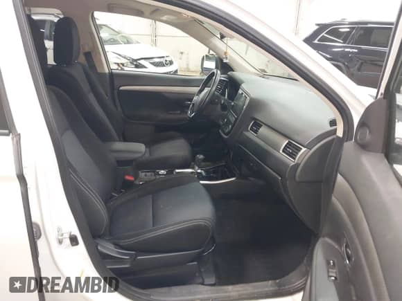 2018 Mitsubishi Outlander ES z VIN JA4AZ3A38JZ010688, wystawiony jako IAAI lot #43287137 z przebiegiem 99 875 mil mil oraz . Historia ofert i sprzedaży dostępna na DreamBid. Obrazek 5.