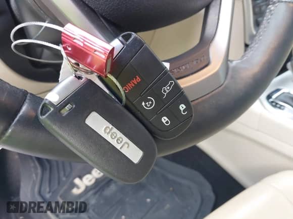 2018 Jeep Grand Cherokee Sterling z VIN 1C4RJFBGXJC425372, wystawiony jako IAAI lot #43595448 z przebiegiem 138 472 mil mil oraz . Historia ofert i sprzedaży dostępna na DreamBid. Obrazek 11.