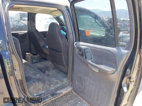 ✅ 2000 Dodge Dakota Sport • VIN: 1B7GG2AN7YS793734 • Lot: 42735415. Wystawiony na IAAI z przebiegiem 154 031 mil. Bezpłatny archiwum sprzedaży aukcyjnych z USA i szczegółowy raport historii pojazdu na DreamBid. Zdjęcie 8.