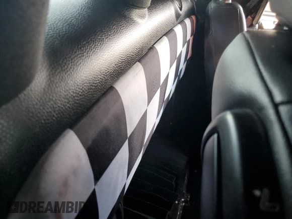 ✅ 2013 MINI Roadster • VIN: WMWSY1C50DT625045 • Lot: 54367345. Wystawiony na Copart z przebiegiem 139 963 mil. Bezpłatny archiwum sprzedaży aukcyjnych z USA i szczegółowy raport historii pojazdu na DreamBid. Zdjęcie 10.