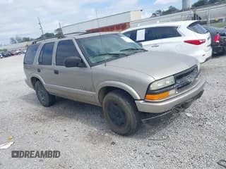 ✅ 2002 Chevrolet Blazer LS • VIN: 1GNDT13W22K135560 • Lot: 43381193. Wystawiony na IAAI z przebiegiem 169 980 mil. Bezpłatny archiwum sprzedaży aukcyjnych z USA i szczegółowy raport historii pojazdu na DreamBid. Zdjęcie 1.
