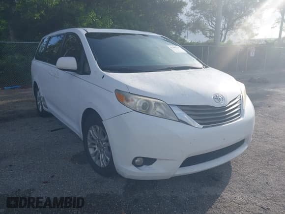 ✅ 2012 Toyota Sienna XLE AAS • VIN: 5TDYK3DC4CS186081 • Lot: 42481131. Wystawiony na IAAI z przebiegiem 187 849 mil. Bezpłatny archiwum sprzedaży aukcyjnych z USA i szczegółowy raport historii pojazdu na DreamBid. Zdjęcie 1.