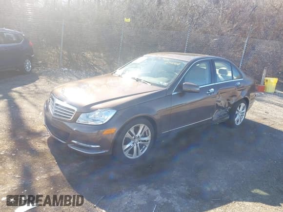 ✅ 2013 Mercedes-Benz C 300 Sport • VIN: WDDGF8AB1DR252908 • Lot: 41853240. Wystawiony na IAAI z przebiegiem 19 617 mil. Bezpłatny archiwum sprzedaży aukcyjnych z USA i szczegółowy raport historii pojazdu na DreamBid. Zdjęcie 17.