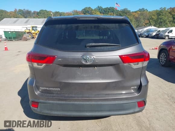 ✅ 2018 Toyota Highlander LE Plus • VIN: 5TDBZRFH3JS498564 • Lot: 43467595. Wystawiony na IAAI z przebiegiem 263 127 mil. Bezpłatny archiwum sprzedaży aukcyjnych z USA i szczegółowy raport historii pojazdu na DreamBid. Zdjęcie 16.
