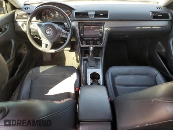 ✅ 2014 Volkswagen Passat SE • VIN: 1VWBS7A3XEC116359 • Lot: 84961505. Wystawiony na Copart z przebiegiem 146 533 mil. Bezpłatny archiwum sprzedaży aukcyjnych z USA i szczegółowy raport historii pojazdu na DreamBid. Zdjęcie 8.