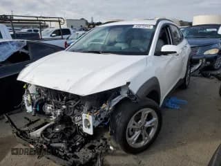 ✅ 2022 Hyundai Kona SEL • VIN: KM8K62AB8NU811057 • Лот: 45872244. Опубликован ранее на Copart с пробегом 25 636 миль. Бесплатный доступ к архиву аукционных продаж из США и подробный отчёт об истории автомобиля на DreamBid. Изображение 1.