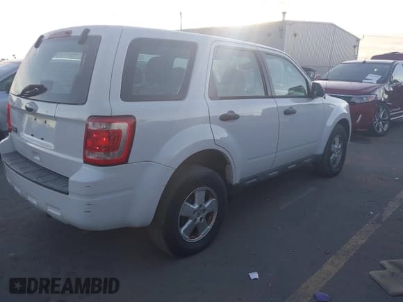 ✅ 2012 Ford Escape XLS • VIN: 1FMCU0C73CKA59607 • Lot: 43654992. Wystawiony na IAAI z przebiegiem 203 150 mil. Bezpłatny archiwum sprzedaży aukcyjnych z USA i szczegółowy raport historii pojazdu na DreamBid. Zdjęcie 4.