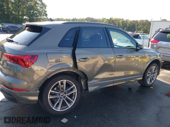 ✅ 2025 Audi Q3 S line Premium • VIN: WA1DECF32S1026712 • Lot: 42926589. Wystawiony na IAAI z przebiegiem 3 593 mil. Bezpłatny archiwum sprzedaży aukcyjnych z USA i szczegółowy raport historii pojazdu na DreamBid. Zdjęcie 6.